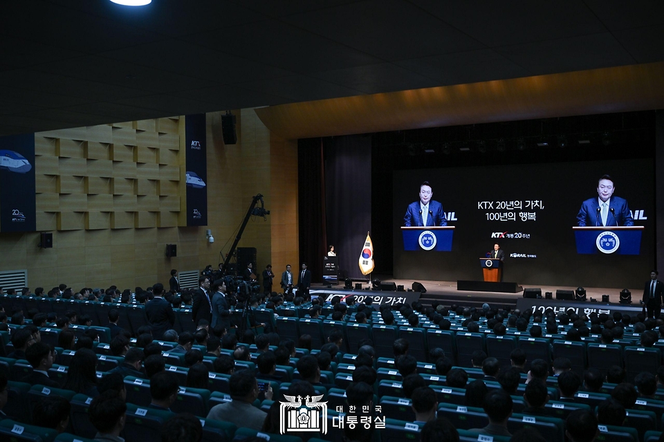윤석열 대통령이 1일 대전 동구 한국철도공사(코레일) 본사에서 열린 ‘고속철도(KTX) 개통 20주년 기념식’에서 기념사를 하고 있다.