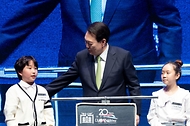 윤석열 대통령이 1일 대전 동구 한국철도공사(코레일) 본사에서 열린 ‘고속철도(KTX) 개통 20주년 기념식’에서 기념 세리머니를 하고 있다.