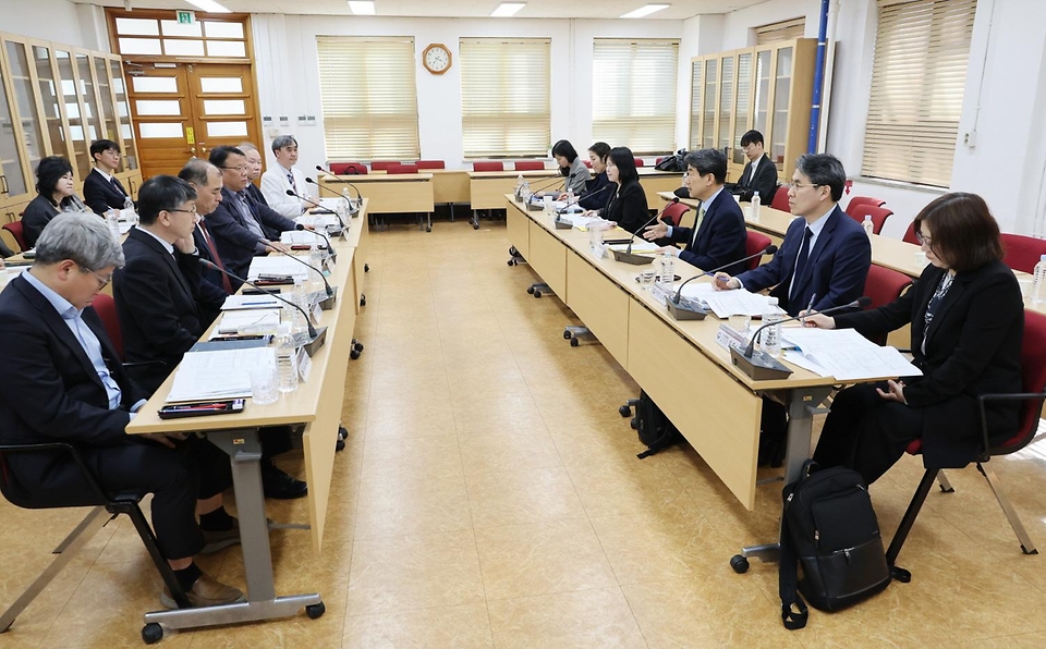 이주호 사회부총리 겸 교육부 장관이 1일 대구 중구 경북대학교 의과대학에서 열린 의대 및 병원 관계자 현장 간담회에 참석해 모두발언을 하고 있다.