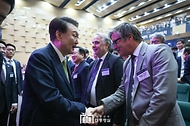 윤석열 대통령이 1일 대전 동구 한국철도공사(코레일) 본사에서 열린 ‘고속철도(KTX) 개통 20주년 기념식’에서 참석자와 인사하고 있다. 