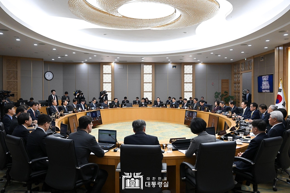 윤석열 대통령이 2일 정부세종청사에서 열린 국무회의를 주재하며 발언하고 있다. 