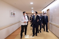 윤석열 대통령이 1일 대전 유성구 유성선병원을 찾아 병원장으로부터 병원에 대한 설명을 듣고 있다. 