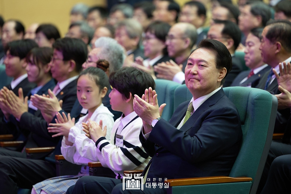 윤석열 대통령이 1일 대전 동구 한국철도공사(코레일) 본사에서 열린 ‘고속철도(KTX) 개통 20주년 기념식’에서 주제 영상을 시청한 뒤 박수를 치고 있다.