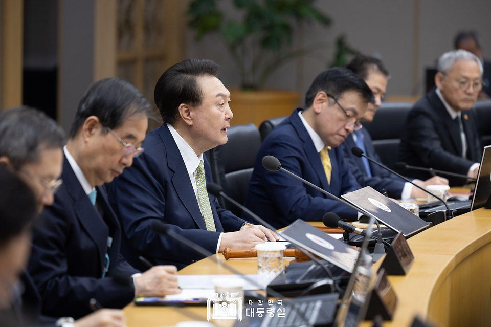 윤석열 대통령이 2일 정부세종청사에서 열린 국무회의에서 발언하고 있다.