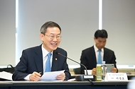 이종호 과학기술정보통신부 장관이 28일 서울 종로구 광화문교보빌딩 국가과학기술자문회의 대회의실에서 열린 ‘제3차 과학기술정보통신부 개혁 TF 회의’에서 인사말을 하고 있다. 
