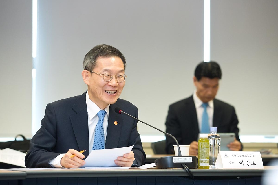 이종호 과학기술정보통신부 장관이 28일 서울 종로구 광화문교보빌딩 국가과학기술자문회의 대회의실에서 열린 ‘제3차 과학기술정보통신부 개혁 TF 회의’에서 인사말을 하고 있다. 