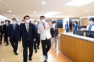 윤석열 대통령이 1일 대전 유성구 유성선병원을 찾아 병원장과 함께 수술 참관실로 이동하고 있다. 
