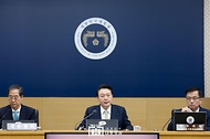 윤석열 대통령이 2일 정부세종청사에서 열린 국무회의에서 발언하고 있다.