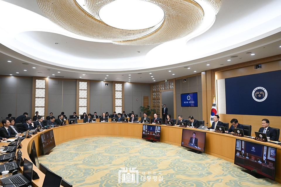 윤석열 대통령이 2일 정부세종청사에서 열린 국무회의를 주재하며 발언하고 있다. 