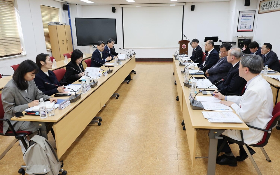 이주호 사회부총리 겸 교육부 장관이 1일 대구 중구 경북대학교 의과대학에서 열린 의대 및 병원 관계자 현장 간담회에 앞서 인사말하고 있다.