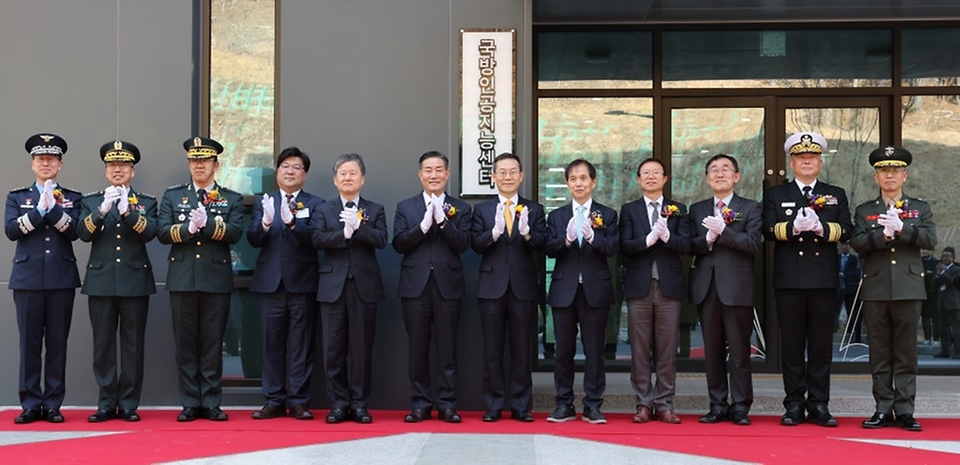 신원식 국방부 장관이 1일 대전 국방과학기술연구소에서 이종호 과학기술정보통신부 장관, 카이스트 총장, 각 군 참모차장 등 유관기관 관계자들과 함께 국방AI센터 현판식 후 기념 촬영을 하고 있다. 