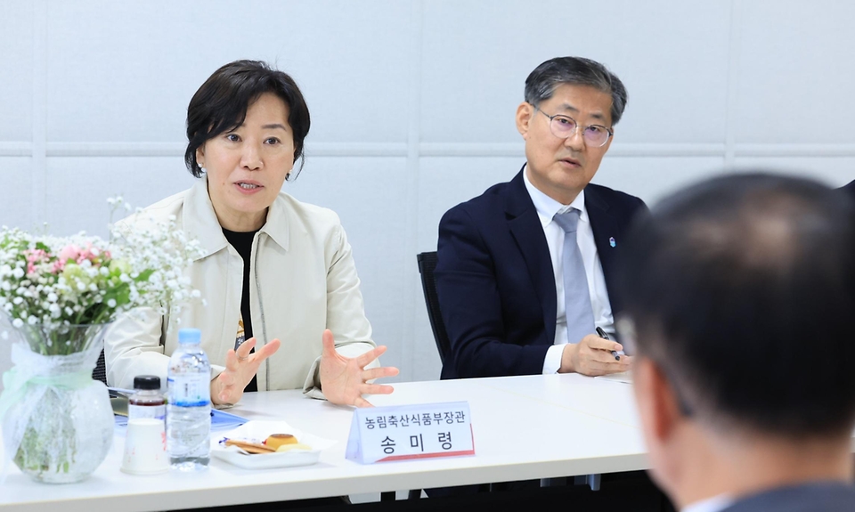 송미령 농림축산식품부 장관이 1일 충북 음성군 소재 육가공품 제조공장을 방문해 주요 육가공업체들과 간담회를 하고 있다. 