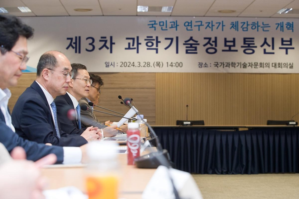 이종호 과학기술정보통신부 장관이 28일 서울 종로구 광화문교보빌딩 국가과학기술자문회의 대회의실에서 열린 ‘제3차 과학기술정보통신부 개혁 TF 회의’에서 인사말을 하고 있다. 