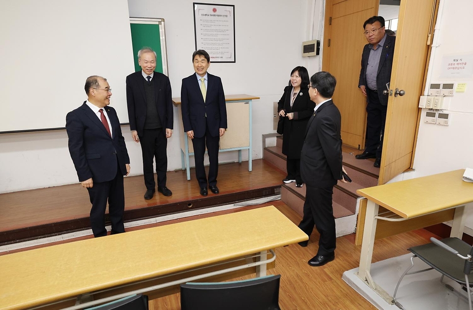 이주호 사회부총리 겸 교육부 장관이 1일 대구 중구 경북대학교 의과대학에서 실습 시설을 둘러보고 있다.
