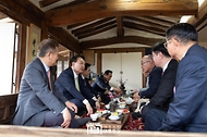 윤석열 대통령이 2일 충남 논산시 노성면 명재고택을 방문해 정재근 유교문화진흥원장, 윤완식 명재 종손 등과 함께 환담을 나누고 있다. 