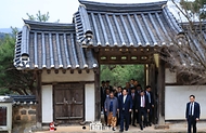 윤석열 대통령이 2일 충남 논산시 노성면 소재 파평 윤씨 종학당을 방문하고 있다. 