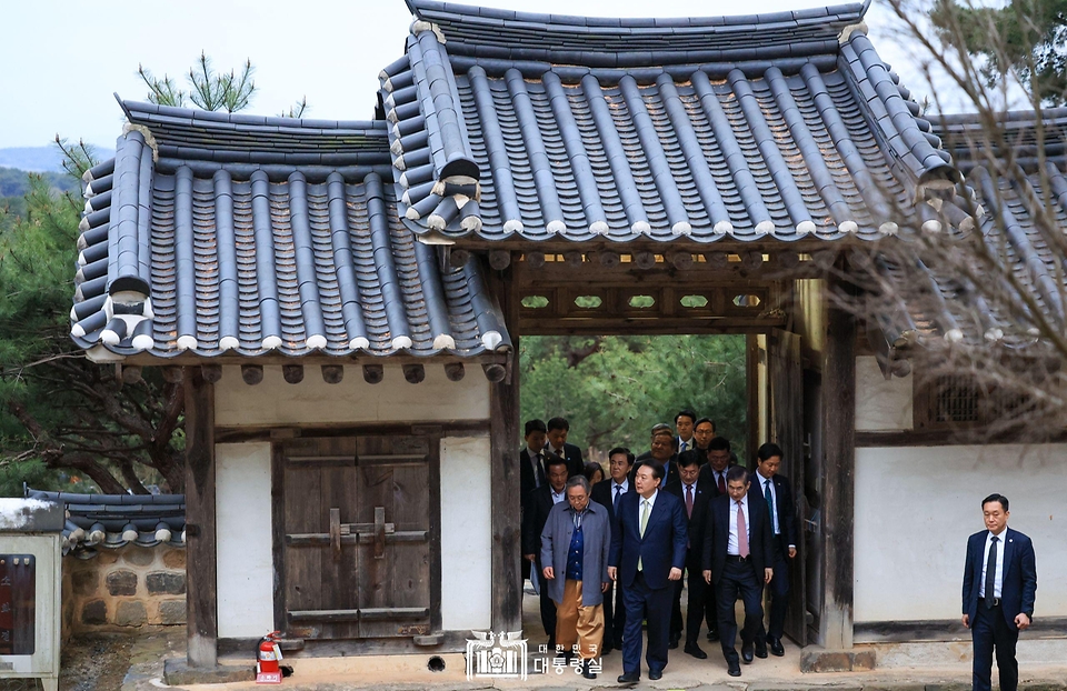 윤석열 대통령이 2일 충남 논산시 노성면 소재 파평 윤씨 종학당을 방문하고 있다. 