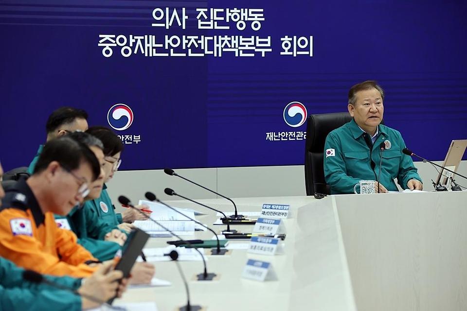 이상민 행정안전부 장관이 3일 정부세종청사 중앙재난안전상황실에서 열린 ‘의사 집단행동 중앙재난안전대책본부 회의’를 주재하고 있다.