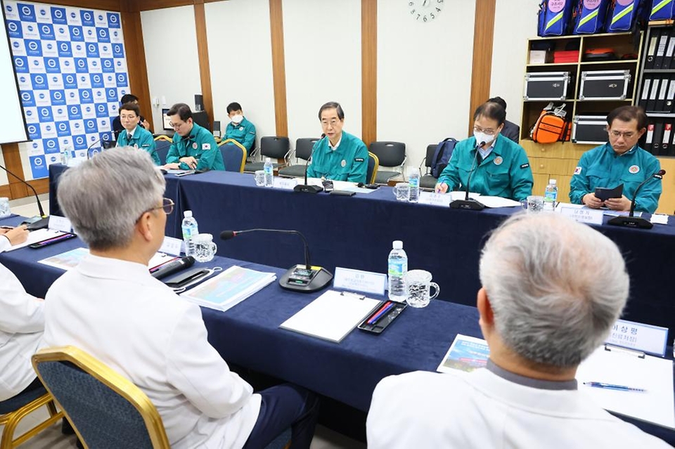 한덕수 국무총리가 3일 제주시 제주한라병원을 방문, 의사 집단행동에 따른 비상 진료체계 점검을 위해 의료진과 대화를 나누고 있다.