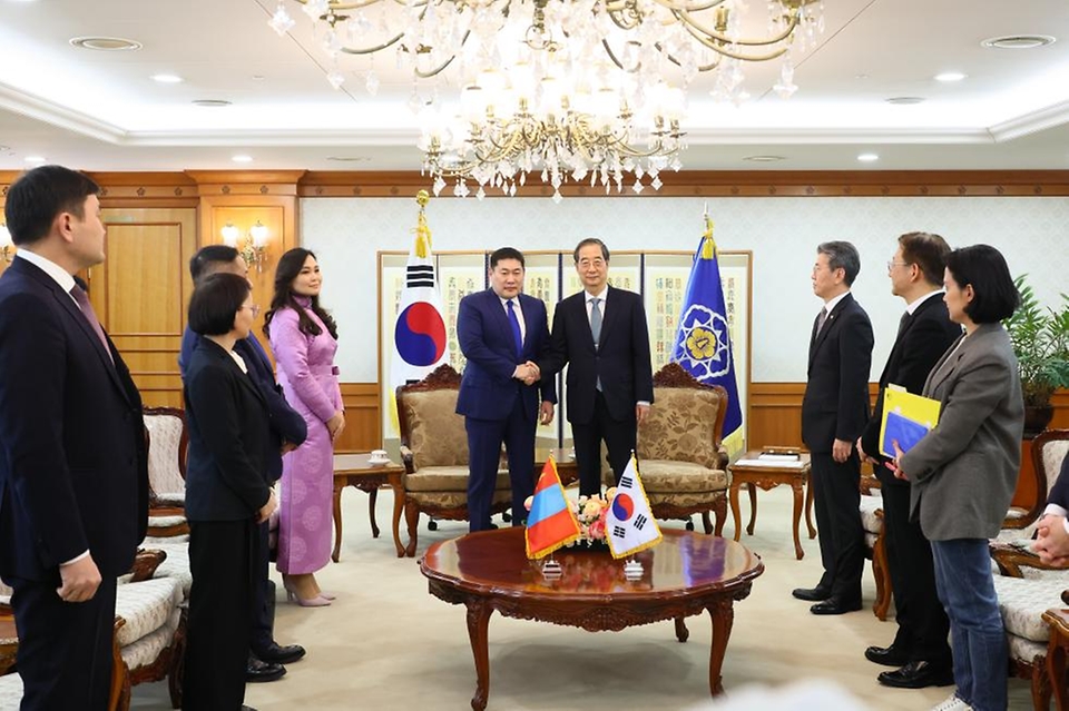 한덕수 국무총리가 1일 서울 종로구 정부서울청사에서 방한 중인 롭상남스라이 어용에르덴(Luvsannamsrai Oyun-Erdene) 몽골 총리를 만나 악수하고 있다.