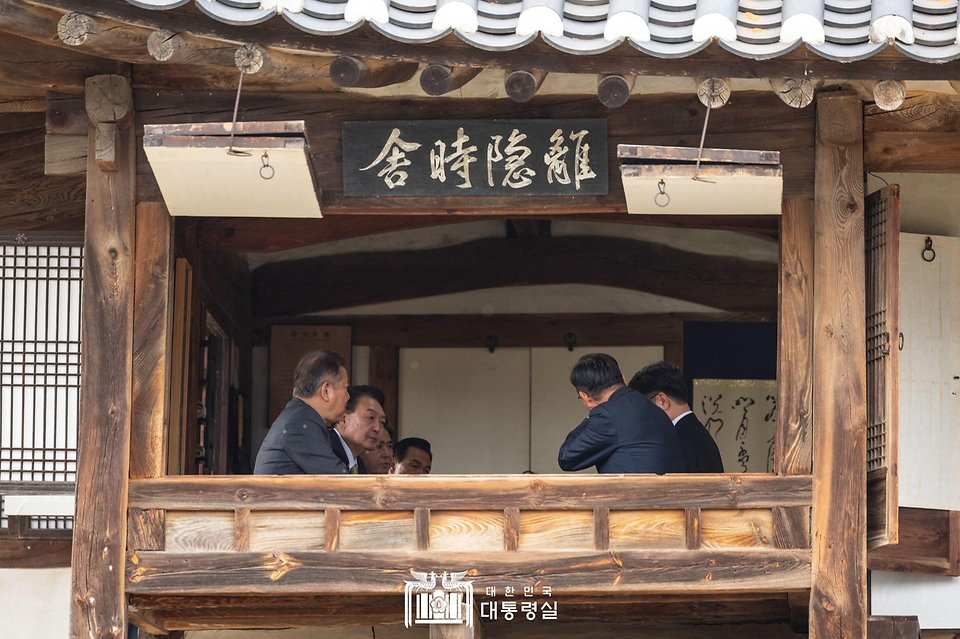 윤석열 대통령이 2일 충남 논산시 노성면 명재고택을 방문해 정재근 유교문화진흥원장, 윤완식 명재 종손 등과 함께 환담을 나누고 있다. 
