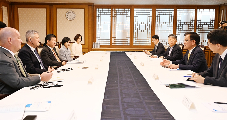 최상목 경제부총리 겸 기획재정부 장관이 2일 서울 종로구 정부서울청사에서 주한미국상공회의소(AMCHAM) 대표단과 면담하고 있다.