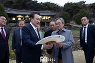 윤석열 대통령이 2일 충남 논산시 노성면 소재 파평 윤씨 종학당을 방문, 인간문화재 이기동 선생이 만든 부채를 윤두식 종회장으로부터 선물 받고 있다. 