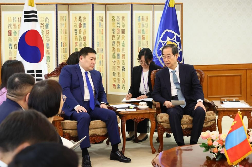 한덕수 국무총리가 1일 서울 종로구 정부서울청사에서 방한 중인 롭상남스라이 어용에르덴(Luvsannamsrai Oyun-Erdene) 몽골 총리와 면담하고 있다. 