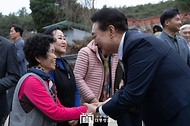 윤석열 대통령이 2일 충남 논산시 노성면 소재 파평 윤씨 종학당을 방문해 주민들과 인사하고 있다. 