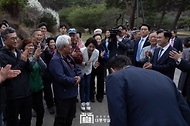 윤석열 대통령이 2일 충남 논산시 노성면 소재 파평 윤씨 종학당을 방문해 주민들과 인사하고 있다. 