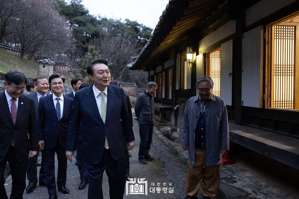 윤석열 대통령이 2일 충남 논산시 노성면 소재 파평 윤씨 종학당을 방문하고 있다. 