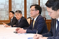 최상목 경제부총리 겸 기획재정부 장관이 2일 서울 종로구 정부서울청사에서 주한미국상공회의소(AMCHAM) 대표단과 면담하고 있다.