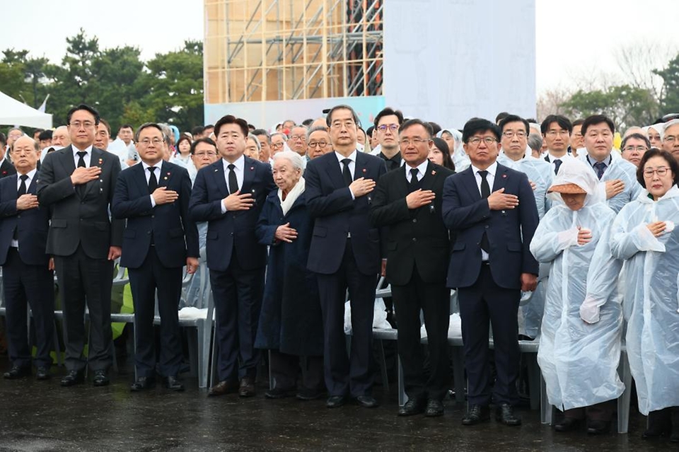 한덕수 국무총리가 3일 제주시 4.3 평화공원에서 열린 ‘제76주년 4.3 희생자 추념식’에서 참석자들과 국민의례를 하고 있다.