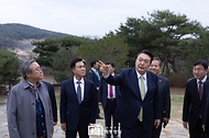 윤석열 대통령이 2일 충남 논산시 노성면 소재 파평 윤씨 종학당을 방문하고 있다. 