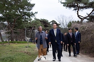 윤석열 대통령이 2일 충남 논산시 노성면 소재 파평 윤씨 종학당을 방문하고 있다. 종학당은 조선시대 파평 윤씨 가문 유생들의 후학 양성 시설이다.