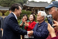 윤석열 대통령이 2일 충남 논산시 노성면 명재고택을 방문해 주민들과 인사하고 있다.
