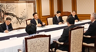 최상목 경제부총리 겸 기획재정부 장관이 2일 서울 종로구 정부서울청사에서 주한미국상공회의소(AMCHAM) 대표단과 면담하고 있다.
