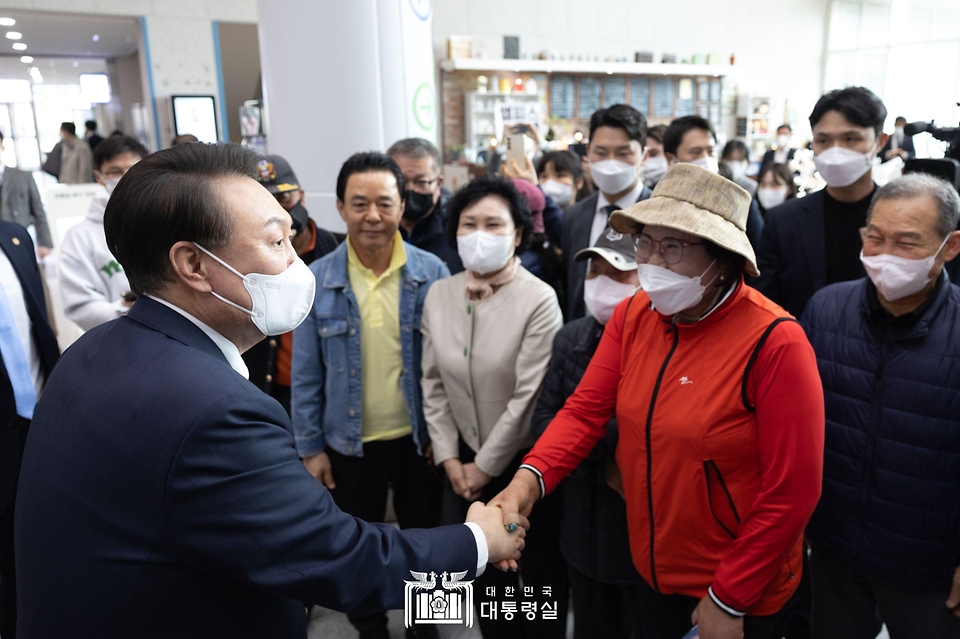 윤석열 대통령이 2일 충남 공주시 공주의료원을 찾아 시민들과 인사하고 있다. 