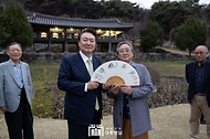 윤석열 대통령이 2일 충남 논산시 노성면 소재 파평 윤씨 종학당을 방문, 인간문화재 이기동 선생이 만든 부채를 윤두식 종회장으로부터 선물 받고 있다. 