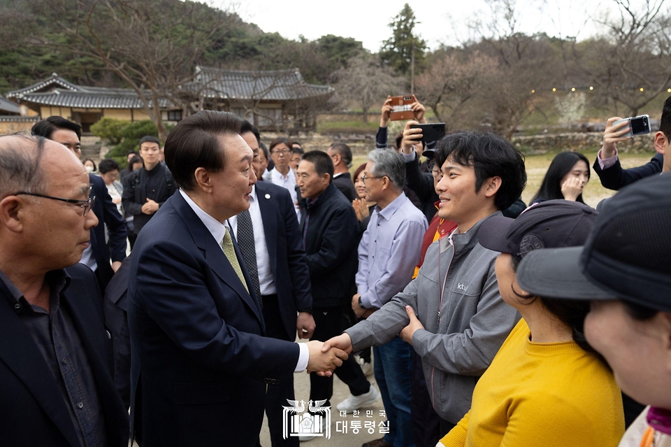 윤석열 대통령이 2일 충남 논산시 노성면 명재고택을 방문해 주민들과 인사하고 있다. 노성면은 윤석열 대통령 부친의 고향마을이다. 