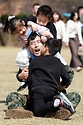 이정형 상사가 2일 인천 계양구 국제평화지원단에서 열린 ‘한빛부대 18진 파병 환송식’에서 세 자녀와 인사를 나누고 있다.