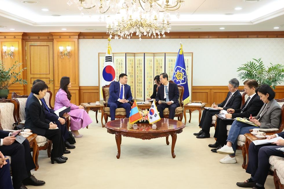 한덕수 국무총리가 1일 서울 종로구 정부서울청사에서 방한 중인 롭상남스라이 어용에르덴(Luvsannamsrai Oyun-Erdene) 몽골 총리와 면담하고 있다. 