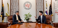 김윤상 기획재정부 차관이 3일 서울 성북구 한국과학기술연구원(KIST)을 방문해 오상록 원장과 대화를 나누고 있다. 