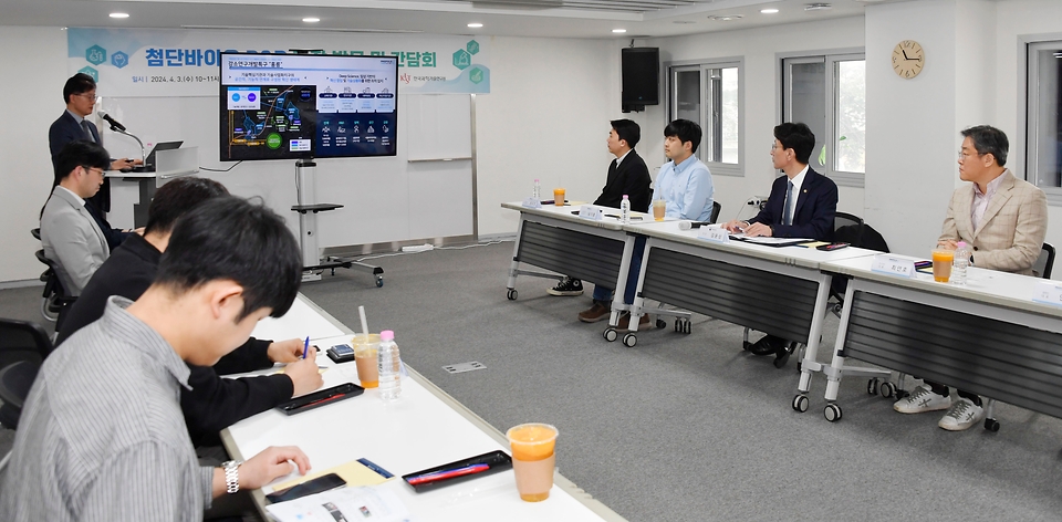 김윤상 기획재정부 차관이 3일 서울 동대문구 서울바이오허브를 방문해 바이오 R&D 현장 간담회를 주재하고 있다.
