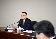 이한경 행정안전부 재난안전관리본부장이 3일 정부세종청사 중앙동 중회의실에서 열린 ‘학교 주변 보행안전 환경조성 관련 전문가 간담회’에서 인사말을 하고 있다.
