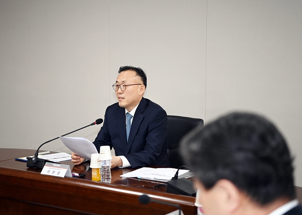 이한경 행정안전부 재난안전관리본부장이 3일 정부세종청사 중앙동 중회의실에서 열린 ‘학교 주변 보행안전 환경조성 관련 전문가 간담회’에서 인사말을 하고 있다.