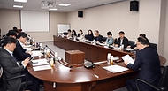 이한경 행정안전부 재난안전관리본부장이 3일 정부세종청사 중앙동 중회의실에서 열린 ‘학교 주변 보행안전 환경조성 관련 전문가 간담회’를 열고 있다.