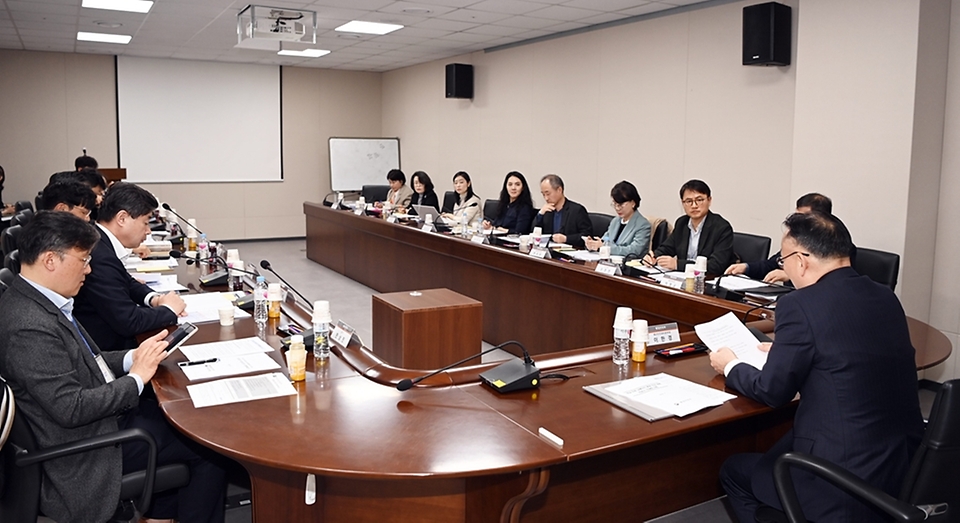 이한경 행정안전부 재난안전관리본부장이 3일 정부세종청사 중앙동 중회의실에서 열린 ‘학교 주변 보행안전 환경조성 관련 전문가 간담회’를 열고 있다.