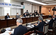 최상목 경제부총리 겸 기획재정부 장관이 3일 서울 종로구 정부서울청사에서 열린 ‘소재·부품·장비 경쟁력강화위원회’를 주재하고 있다. 