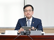 최상목 경제부총리 겸 기획재정부 장관이 3일 서울 종로구 정부서울청사에서 열린 ‘소재·부품·장비 경쟁력강화위원회’를 주재하고 있다. 